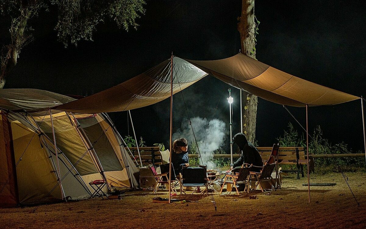 Zwei Jungs sitzen beim Camping Zwei Jungs sitzen beim Camping